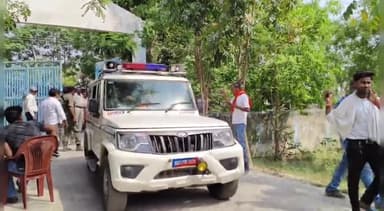 महनार: नगर परिषद चुनाव नामांकन के छठे दिन पुलिस अभिरक्षा में नामांकन करने पंहुचे वार्ड संख्या 14 के वर्तमान पार्षद सहदेव साह