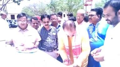 नीमच नगर: नीमच विधायक दिलीप सिंह परिहार ने जमुनिया कला में चलित गो एंबुलेंस का किया शुभारंभ