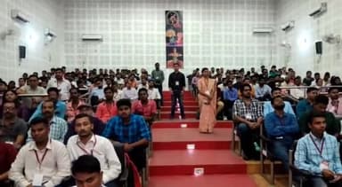 धनबाद/केंदुआडीह: धनबाद के रेलवे स्टेडियम विभिन्न विभाग में चयनित युवाओं को सौंपा गया नियुक्ति पत्र पहुंची मंत्री अन्नपूर्णा देवी