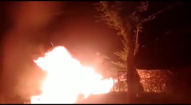 हटा: मलवारा में आतिशबाजी की चिंगारी से एक कच्चे मकान में लगी आग, दमकल विभाग की टीम ने आग पर पाया काबू