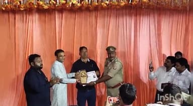 दातागंज: नगर निकाय चुनाव को शांतिपूर्वक संपन्न कराने में लगे कर्मचारियों को एसडीएम दातागंज ने प्रशस्ति पत्र देकर किया सम्मानित