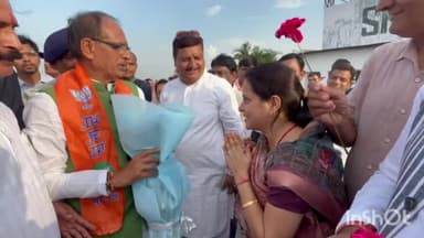 गुना नगर: चाचौड़ा क्षेत्र की भाजपा नेत्री प्रियंका पेंची ने गुना एयरपोर्ट पर सीएम से मुलाकात कर क्षेत्र की समस्याओँ से कराया अवगत