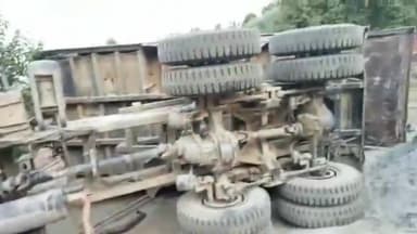 शाहजहांपुर: तुलापुर गांव में अनियंत्रित डंफर के पलटने से ट्रैक्टर और पंप हुए क्षतिग्रस्त, भैंसे भी हुई चोटिल