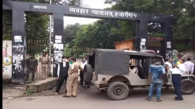 हज़ारीबाग: पुलिसकर्मी के हत्या कर शव को इचाक ब्लॉक के पीछे फेंकने के मामले में कोर्ट ने हत्यारे को उम्र कैद की सजा सुनाई।