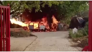 रामनगर: कुतुबापुर गांव में अवैध तरीके से गैस रिफलिंग करते समय मारुति वैन में लगी भीषण आग