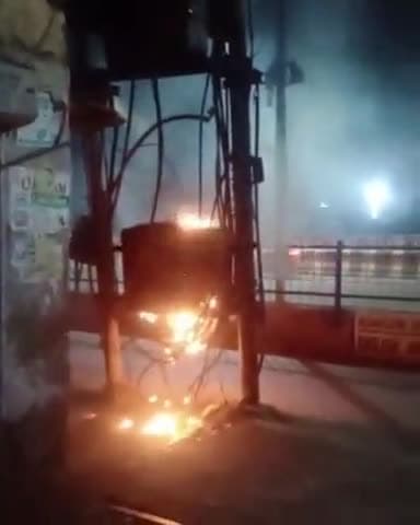 फिरोज़ाबाद: महावीर नगर इलाके में बिजली शोर्ट शर्किट से ट्रांसफार्मर में लगी आग,