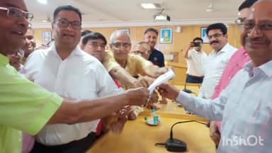 आगरा: जयपुर हाउस स्थित जीएसटी भवन में आगरा व्यापार मंडल के प्रतिनिधियों ने जीएसटी आयुक्त को सौंपा ज्ञापन,हुई बैठक।