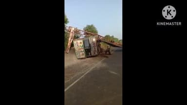 बड़ौद: ओवरलोड ट्रक ने बडौद के डग मार्ग पर राधा स्वामी सत्संग के सामने मेगा हाईवे पर मध्य प्रदेश पर्यटन विभाग प्राधिकरण का बोर्ड