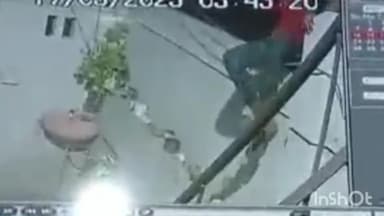 आगरा: मलपुरा की हंस गोपेश्वर धाम कॉलोनी में लाइव चोरी की वारदात का सीसीटीवी इंटरनेट पर हुआ वायरल,पुलिस चोरों की तलाश में जुटी।