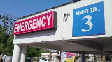 नरसिंहपुर: विपतपुरा रोड पर अज्ञात वाहन की टक्कर से घायल व्यक्ति को बेहोशी की हालत में जबलपुर मेडिकल कॉलेज किया गया रेफर