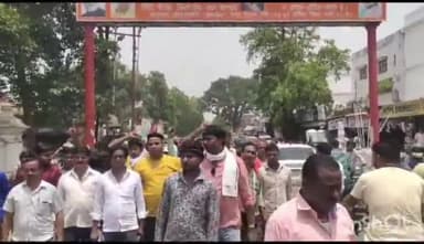 बहराइच: नगर पालिका के पास उत्तर प्रदेशीय सफाई मजदूर संघ के पदाधिकारियों ने वेतन भुगतान को लेकर किया प्रदर्शन