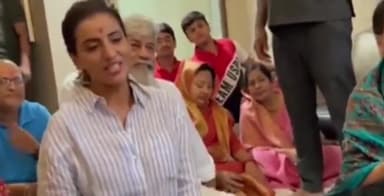 पटना ग्रामीण: होटल पनास में लगे बाबा के दरबार में पहुंची भोजपुरी गायिका और एक्ट्रेस अक्षरा सिंह, सुनाया भजन