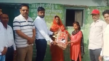 कटकमदाग: बेस पंचायत में सदर विधायक के सौजन्य से 4 लड़कियों को उपहार स्वरूप दिया गया लहंगा