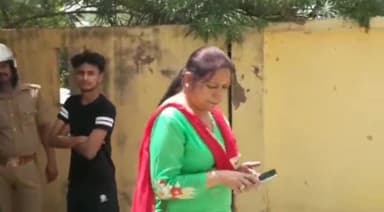 कानपुर: कल्यानपुरके इन्दिरा नगर रोड स्थित हास्टल मे अवैध रह रहे लड़को सेसमाज कल्याण अधिकारी के आदेश परहास्टल को कराया गया खाली