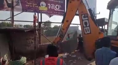 जौनपुर: हुसैनाबाद के जेसीज चौराहे पर नगर मजिस्ट्रेट देवेंद्र सिंह के नेतृत्व में चलाया अतिक्रमण हटाओ अभियान