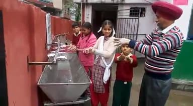 जिला सर्व सम्मनब्यक श्री अमर जीत जी बच्चो को आपदा से बचाव और सवच्छता बारे जागरूक करते हुए