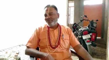 बरेली: मढ़ीनाथ स्थित VHP नेता और धर्मगुरु पंडित केके शंखधार अब तक 79 मुस्लिम लड़कियों का हिंदू लड़कों से करवा चुके हैं विवाह