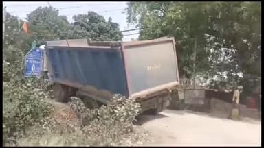 झाझा: रेलवे कॉलोनी स्थित बोडवा बस स्टैंड के पास चालक की सूझबूझ से हाइवा पलटने से बचा, टला बड़ा हादसा