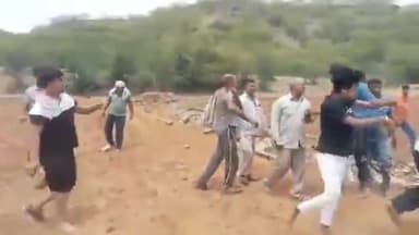 मनेठी: राजगढ़ में जमीनी विवाद को लेकर दो पक्षों में झगड़ा और पथराव, पुलिस के सामने जमकर चले लात-घूंसे
