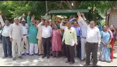 कानपुर: जिलाधिकारी कार्यालय के बाहर सेवानिवृत्त कर्मचारियों एवं पेंशनर एसोसिएशन ने प्रदर्शन कर सौंपा ज्ञापन