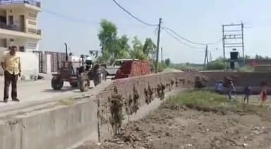 बरवाला: मनरेगा के तहत बागवाला गांव में बन रहे अमृत सरोवर के निर्माण कार्य का उच्च अधिकारियों ने किया निरीक्षण