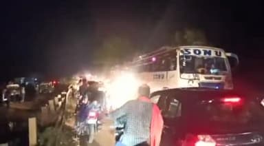 होशंगाबाद नगर: नर्मदापुरम शहर के नर्मदा ब्रिज पर ट्रक कंटेनर पंचर होने से लगा 3 किलोमीटर का लंबा जाम यात्री हो रहे परेशान