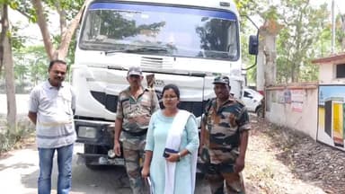 जंदाहा: जब्त अवैध बालू लोड ट्रक का खनन विभाग के निरीक्षक ने जंदाहा थाना परिसर में किया निरीक्षण