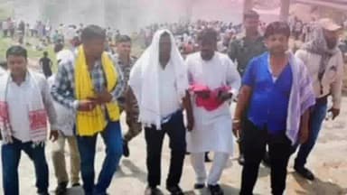 चितरपुर: सांडी निवासी आजसू पार्टी के वरिष्ठ नेता बिहारी चौधरी के अंतिम संस्कार में MP चंद्रप्रकाश चौधरी हुए शामिल, दी श्रद्धांजलि