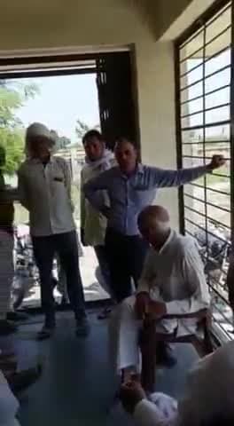 अनूपशहर: जहांगीराबाद विद्युत उपकेंद्र पर 3 दिन बाद भी विद्युतकर्मियों की गिरफ्तारी को लेकर किसानों का धरना प्रदर्शन रहा जारी