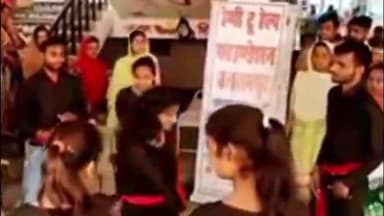 उतरौला: हैप्पी टू हेल्प फाउंडेशन द्वारा उतरौला में नुक्कड़ नाटक के माध्यम से टीबी के प्रति लोगों को किया गया जागरूक