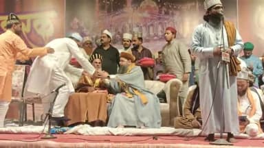 गोरखपुर: नॉर्मल स्थित हजरत दरगाह मुबारक खां शहीद आस्ताने पर देर रात तक सजी रही ईद मिलादुन्नबी की महफिल