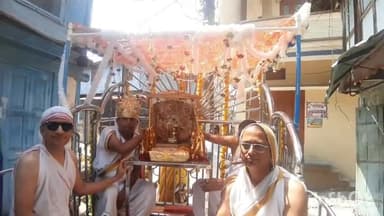 कसरावद: बालसमुद गांव में तीर्थंकरों की मूर्तियों के आगमन पर बिछाए गए पलक पांवड़े, मंदिर में किया अभिषेक पूजन