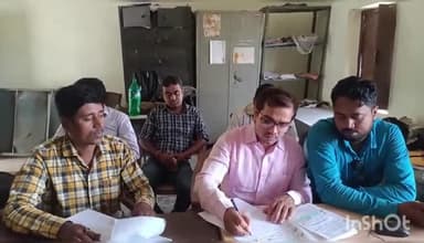 हनुमाननगर: प्रखंड मुख्यालय हनुमान नगर स्थित आवास पर्यवेक्षकों ने सभी आवास सहायकों के साथ की समीक्षा बैठक