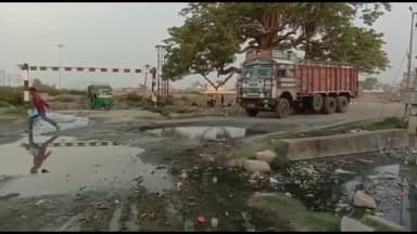 कटकमदाग: ग्राम कूद में पुलिया क्षतिग्रस्त होने से नाली का पानी सड़क पर हो रहा संग्रह, बिजली खंभा गिरने की संभावना