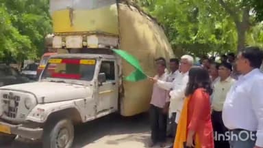 टूंडला: 250 क्विंटल भूसा गौशालाओं के लिए किया गया दान, मंडी समिति के सामने सीडीओ ने हरी झंडी दिखाकर गाड़ियों को किया रवाना