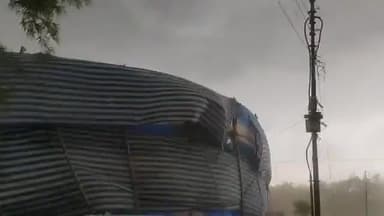 ফরিদপুর দুর্গাপুর: চিত্রালয়ের মাঠে ছিল সাংসদ অভিষেক ব্যানার্জির সভা; ঝড়ের কারণে ভেঙে পড়ল প্যান্ডেল, উড়ে গেল পুলিশের একাধিক ছাউনি