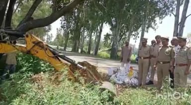 मुज़फ्फरनगर: थाना चरथावल पुलिस द्वारा 34 आबकारी मुकदमों से संबंधित अवैध शराब को गड्ढे   में दबाकर किया गया नष्ट