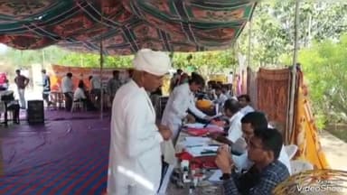 रानीवाड़ा: रानीवाडा क्षेत्र में आयोजित महंगाई राहत कैंप में योजनाओं का लाभ लेने हेतु लोगों की लगी भीड़