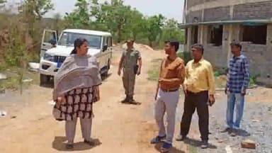 चितरपुर: उपायुक्त माधवी मिश्रा ने प्रखंड क्षेत्र का किया दौरा, निर्माणाधीन झारखंड बालिका आवासीय विद्यालय का किया निरीक्षण