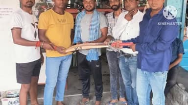 चुरचु: आजसू पार्टी के नेता रोशन लाल चौधरी ने सौदा बस्ती पंचायत क्षेत्र के खिलाड़ियों को दी क्रिकेट की सामग्री