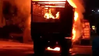 होशंगाबाद नगर: इटारसी रोड पर चलते ट्रक में लगी आग, ड्राइवर और क्लीनर ने कूद कर बचाई जान