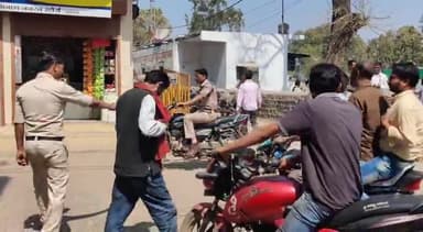 मुंगावली: थाने के सामने मुंगावली पुलिस ने चलाया वाहन चेकिंग अभियान, 11 वाहन चालकों पर की चालानी कार्रवाई