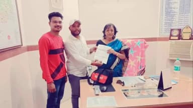 ବରଗଡ: ଆଜି ସିଡିଏମଓଙ୍କ କାର୍ଯ୍ୟାଳୟରେ ଦାବିପତ୍ର ପ୍ରଦାନ କଲେ ସ୍ଥାନୀୟ ୱାର୍ଡ ନଂ ୪ର କାଉନସିଲର