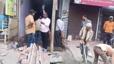 अशोक नगर: शुक्रवार को वार्ड क्रमांक 13 में चल रहे सीसी सड़क निर्माण कार्य का नगर पालिका अध्यक्ष नीरज मनोरिया ने किया निरीक्षण