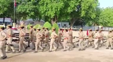 जौनपुर: रिजर्व पुलिस लाइन में पुलिस अधीक्षक ली परेड की सलामी