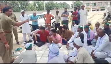 मुज़फ्फरनगर: किसानों के बीच हुए आपसी झगड़े को लेकर पुलिस की कार्रवाई से नाराज किसानों ने तितावी थाने के सामने दिया धरना