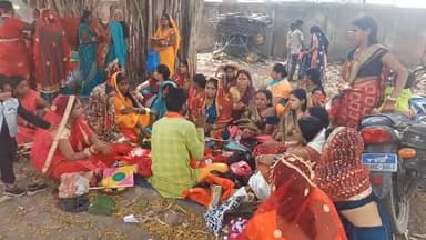 झाझा: सोहजाना रेलवे कॉलोनी सहित झाझा प्रखंड क्षेत्र में सुहागिन महिलाओं ने विधि विधान के साथ की वट सावित्री पूजा