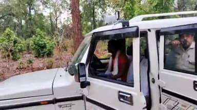 जयसिंहनगर: वन परिक्षेत्र जयसिंहनगर के बिनैका गांव में हाथियों से बचने के लिए वन विभाग की टीम कर रही मुनादी