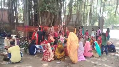 नूरसराय: सुहागिन महिलाओं ने नूरसराय थाना कैंपस में की वट वृक्ष की पूजा, पति की लंबी आयु की कामना की