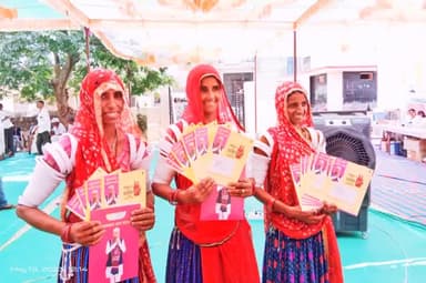 #कलापुरा #जसवंतपुरा प्रशासन गांवों के संग,महंगाई राहत कैंप में राहत पाकर खुशी जाहिर करते ग्रामीण महिलाएं। #rymp #jalor